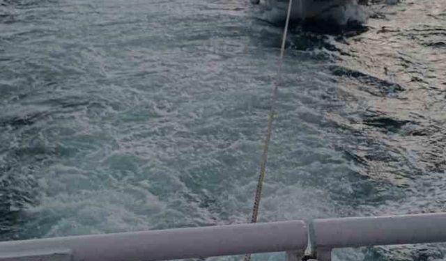 Çanakkale Boğazı'nda makine arızası yaparak sürüklenen tekne kurtarıldı