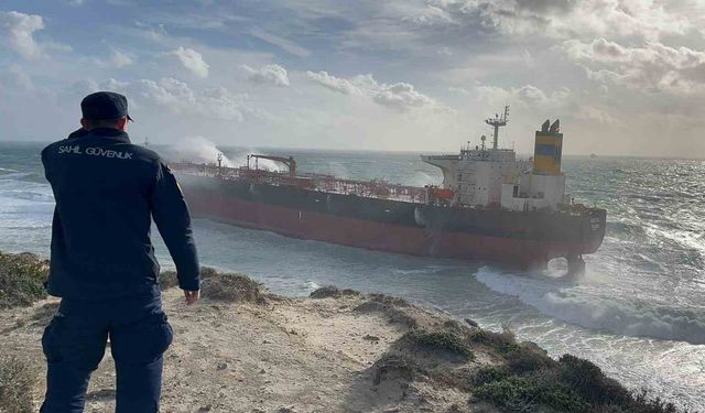 Çanakkale Valiliği: 'Geminin su almadığı, personelin durumunun iyi olduğu, deniz kirliliğinin meydana gelmediği belirlendi'
