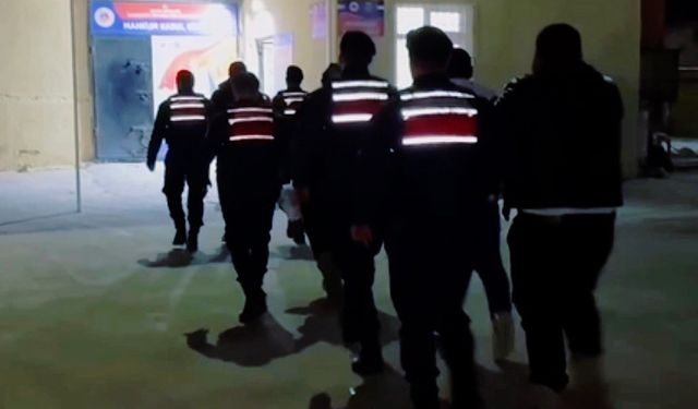 Çanakkale'de göçmen kaçakçılığı operasyonu: 4 organizatör ve 25 kaçak göçmen yakalandı