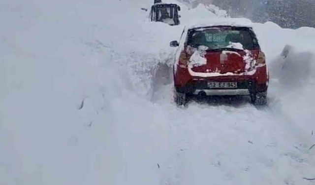 Çatak'ta çığ düştü: Sürücü son anda kurtuldu