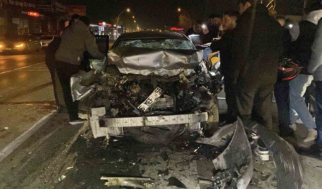 Çekici ile çarpışan otomobil hurdaya döndü: Ekipler yaralı sürücü için zamanla yarıştı