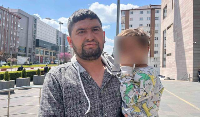 Çocuklarının birinin elinde sigara, diğerinde alkol şişesi olan anne beraat etti