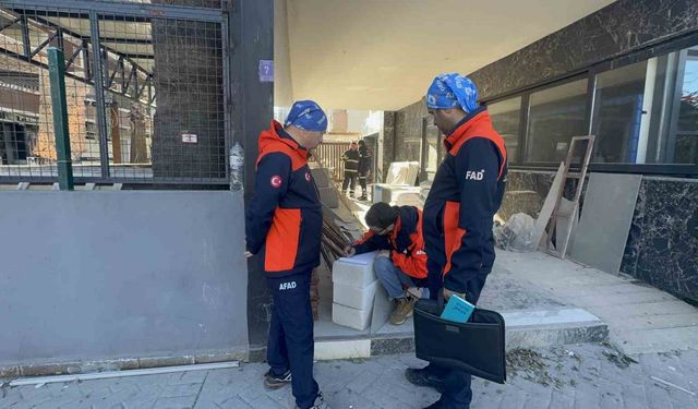 Çöken otelde işçiler 2 saat önce fark edip, çalışmayı sonlandırmış