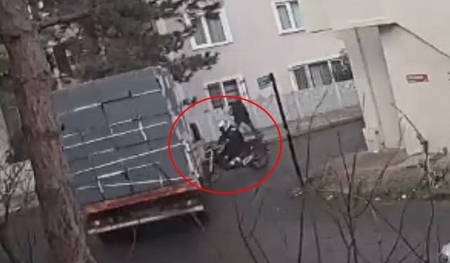 Çorlu'da kamyonetle motosikletin çarpıştığı kaza kamerada