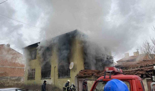 Çorum'da 2 katlı ev alev alev yandı