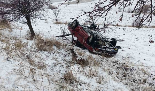 Çorum'da ağaca çarpan otomobil takla attı: 4 yaralı