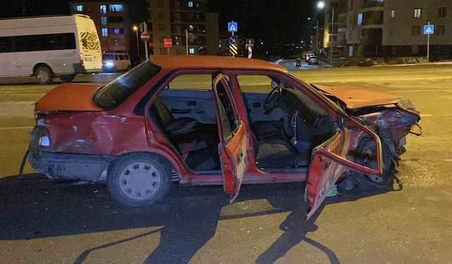 Çorum'da iki otomobil çarpıştı: 4 yaralı