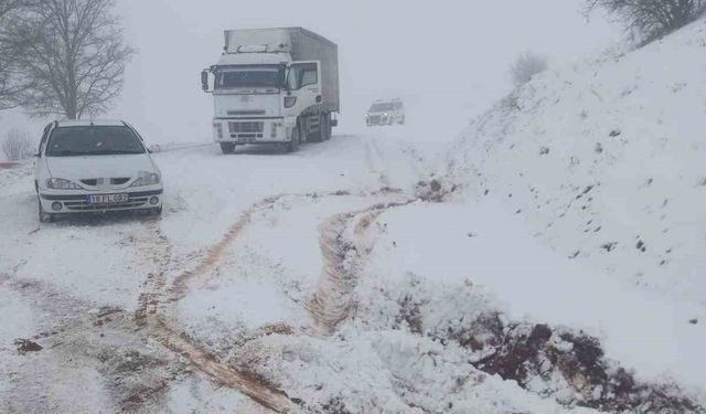 Çorum'da mahsur kalan araçlar için ekipler seferber oldu