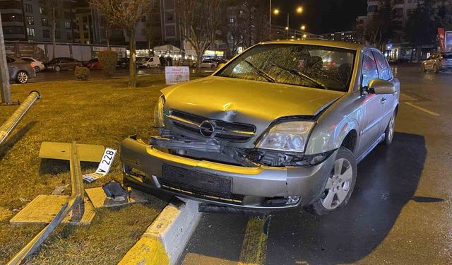 Çorum'da otomobil sinyalizasyon direğine çarptı: 1 yaralı