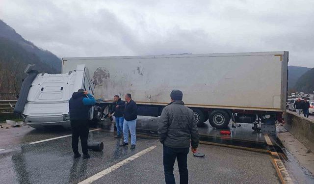 D-650 yolunda trafiği durduran kaza