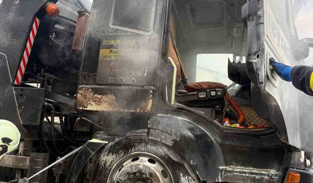 D100 çekicide çıkan yangını itfaiye söndürdü