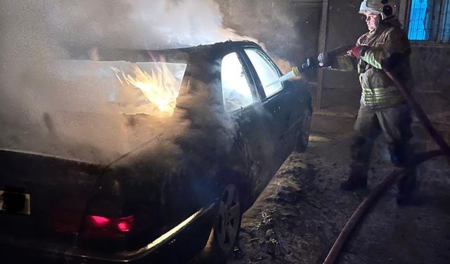 Defne'de otomobil alevlere teslim oldu