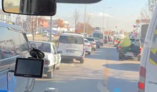Denizli'de duyarlı sürücülerin fermuar sistemi ile yol verdiği anlar kamerada