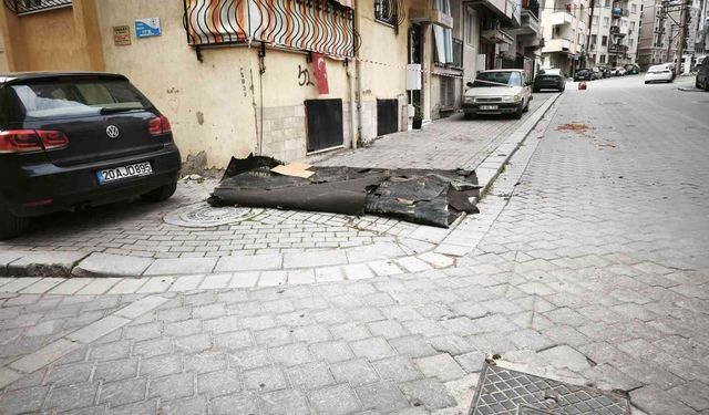 Denizli'de şiddetli rüzgar hayatı olumsuz etkiledi: çatılar uçtu, insanlar yürüyemedi