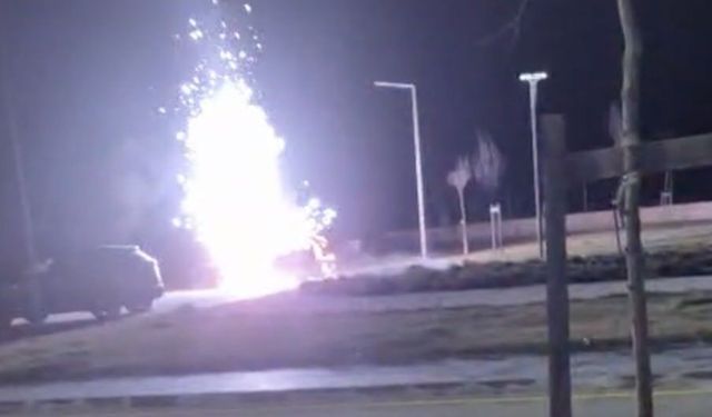 Devlet hastanesi bahçesinde otomobil yangını