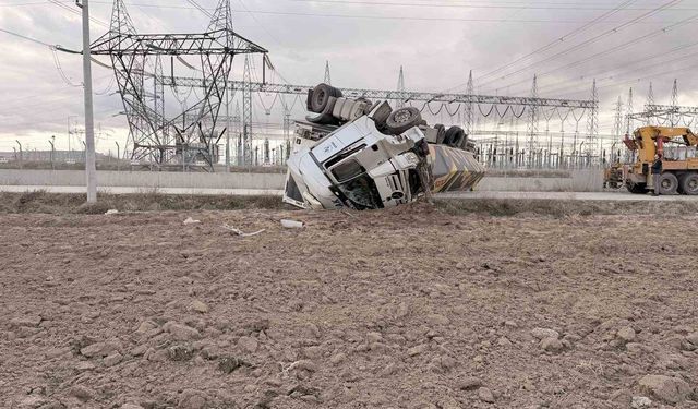 Devrilen tır karayolunu ulaşıma kapattı