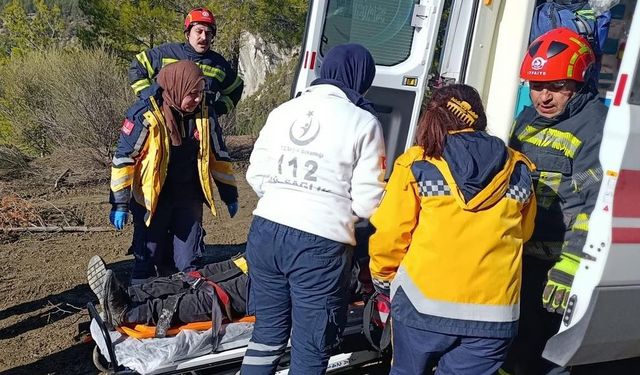 Devrilen traktör sürücüsü itfaiye tarafından kurtarıldı