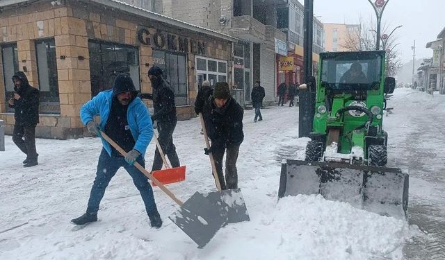 Diyadin'de karla mücadele çalışmaları devam ediyor