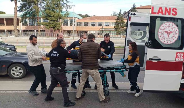 Duvara çarpan motokurye yaralandı