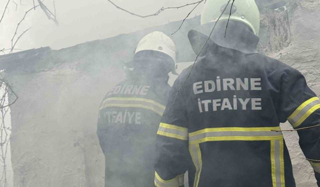 Edirne'de depo yangını büyümeden söndürüldü