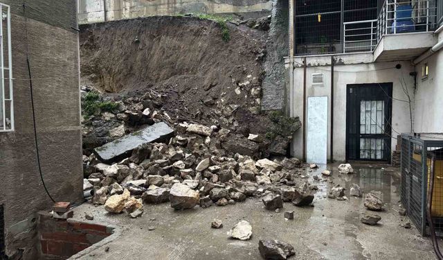 Edirne'de sağanak sonrası istinat duvarı çöktü: Balkonlar zarar gördü