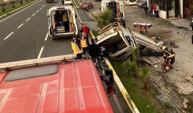 Edremit'te kamyonet bariyerlere girdi: 2 ölü, 1 yaralı