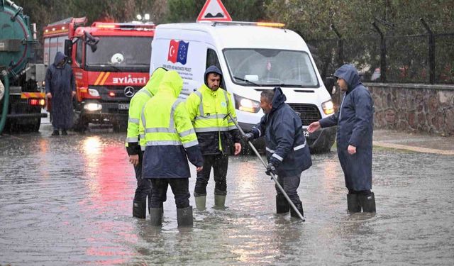 Ekiplerden sağanak yağışta yoğun mesai