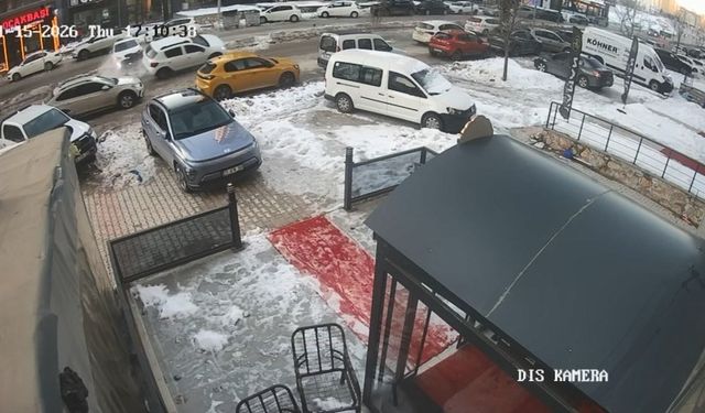 Elazığ'da 3 aracın karıştığı kaza kamerada: 1 yaralı