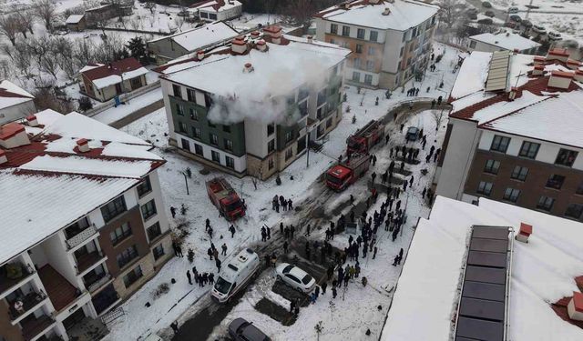 Elazığ'da apartman dairesinde yangın: 11 kişi dumandan etkilendi