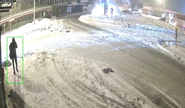 Elazığ'da buzlanma nedeniyle kayan tır KGYS direğine çarptı: 1 yaralı