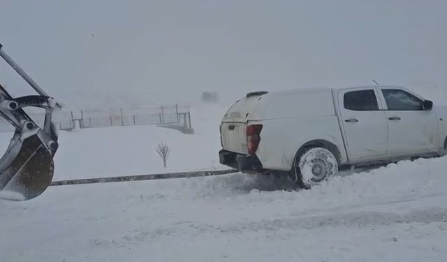 Elazığ'da karda mahsur kalan araçlar kurtarıldı