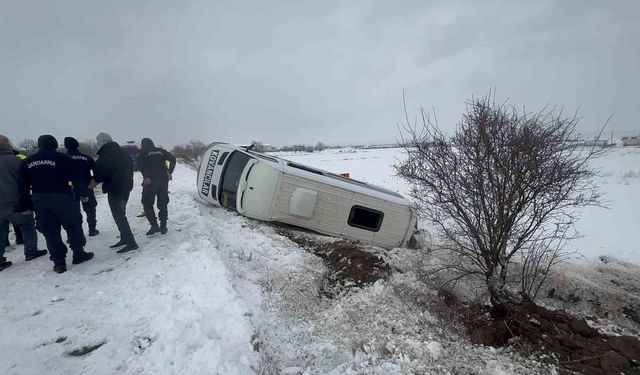 Elazığ'da minibüs şarampole devrildi: 9 yaralı