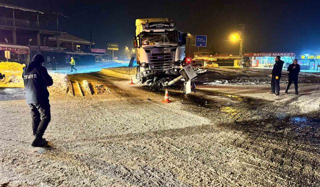 Elazığ'da tır kavşaktaki refüje çıktı: 1 yaralı