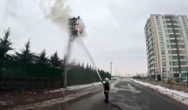 Elektrik direğindeki yangına müdahale, itfaiye erinin gözünden kayda alındı