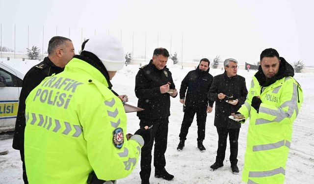 Erzincan Emniyet Müdürü Baybaba'dan kar mesaisindeki personele ziyaret