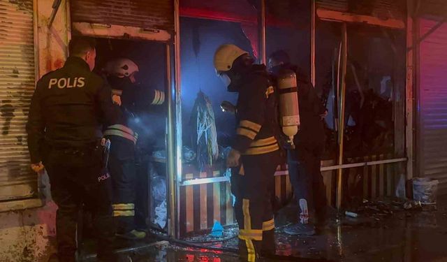 Erzincan'da gece yarısı yangın paniği: Çantacı dükkânı küle döndü