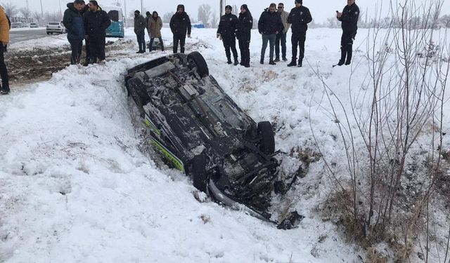 Erzincan'da polis aracı şarampole uçtu: 2 polis yaralandı