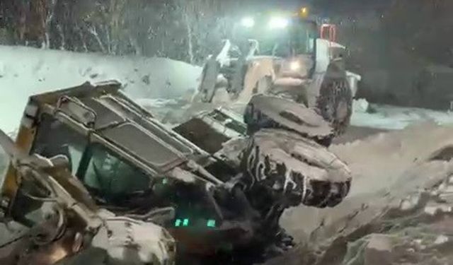 Erzurum'da kar temizleme aracı devrildi