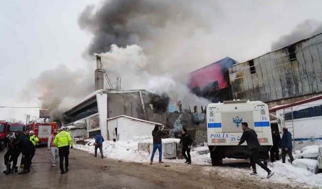 Erzurum'daki mobilya üretimi yapan iş yerinde çıkan yangın öncesi meydana gelen patlama güvenlik kamerasında