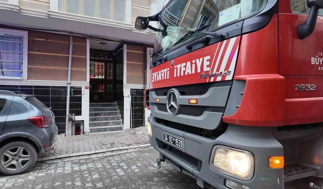 Esenyurt'ta sinir krizi geçiren kadın bir otomobilin üzerine çıkarak zıpladı: O anlar kamerada