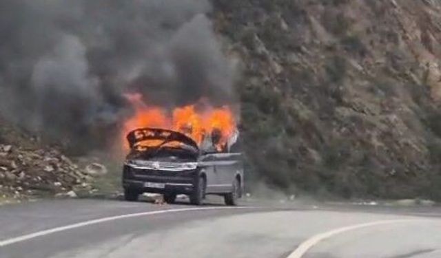 Eyüpsultan'da seyir halindeki araç alevlere teslim oldu