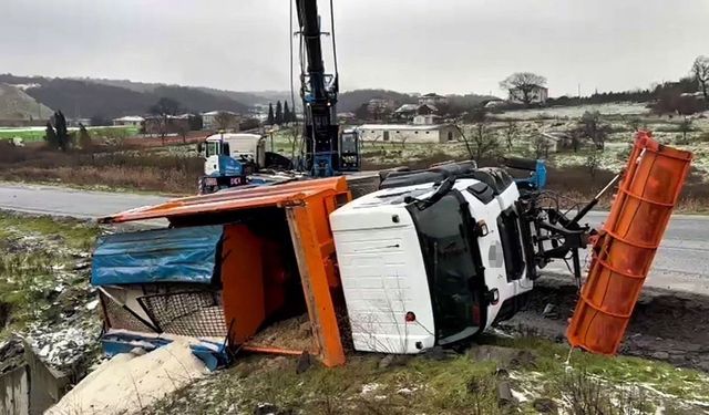 Eyyüpsultan'da kar küreme aracı buzlu yolda devrildi: 1 yaralı