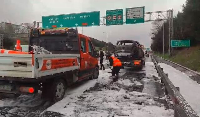 Fatih Sultan Mehmet Köprüsü girişinde otomobil yangını: Alev topuna döndü