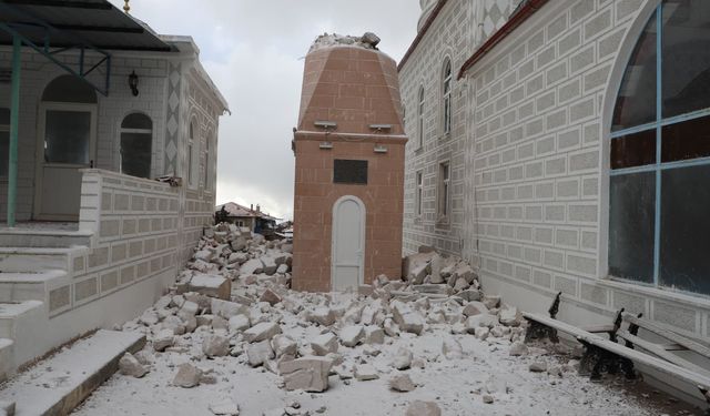 Fırtına Selendi'de yıkıma neden oldu