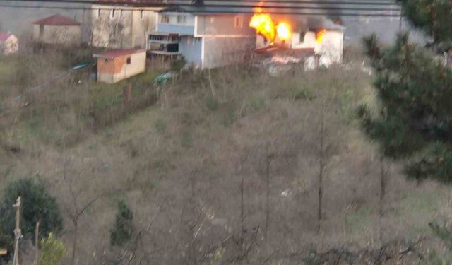 Giresun'da iki katlı ev alev alev yandı