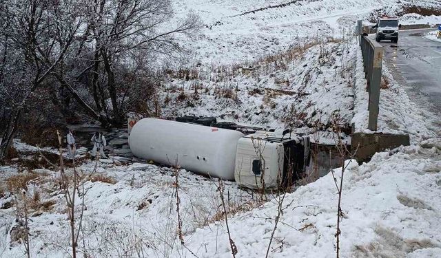 Gümüşhane'de LPG yüklü tanker dere yatağına devrildi: 1 yaralı