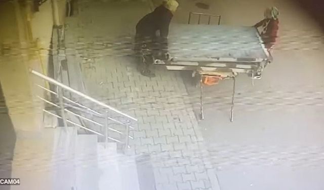 Güpegündüz hırsızlık: İki kadın dev panelleri çekçeke yükleyip götürdü