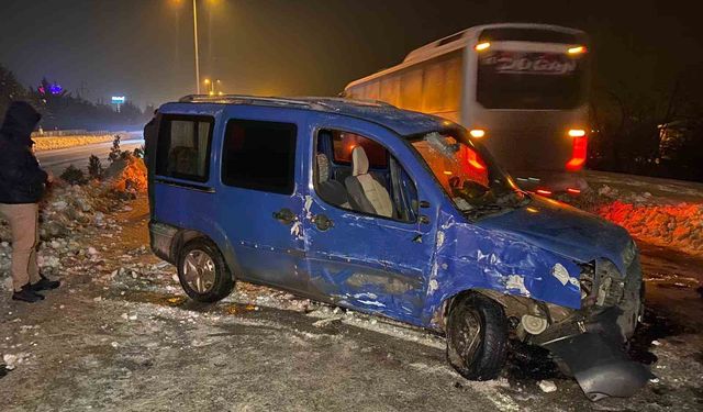 Hafif ticari araç, direğe çarpıp karşı şeride geçti: 4 yaralı