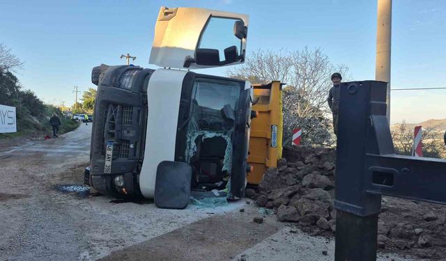 Hafriyat kamyonu devrildi: 1 yaralı