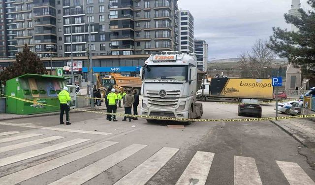 Hafriyat kamyonunun üzerinden geçtiği kadın ağır yaralandı